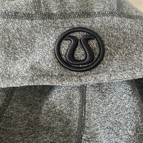 Excellent condition Lululemon size 4 scuba jacket in a graphite color - Picture 5 of 6